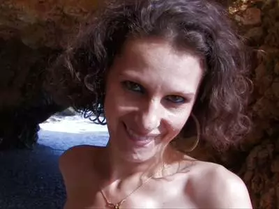 Hübsche versaute Dame verwöhnt einen Pimmel