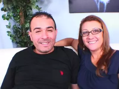 Geile Frau wird in ihre rasierte Muschi gefickt