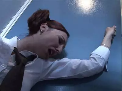 Beim Dreierfick bekommt die willige Bitch ein Cumshot