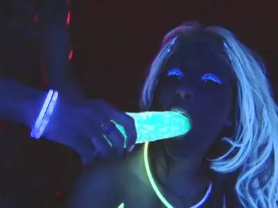 Lesbische Girls poppen sich die glatten Muschis mit einem Dildo