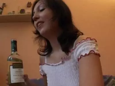 Dralltittiges Jungluder beim Stopfen der haarlosen Fotze