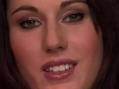 Im Studierzimmer wichst der Mann seine Wichse auf die Zunge der Nutte