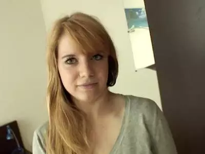 Die blonde Schlampe lutscht dem Hengst den Schwanz