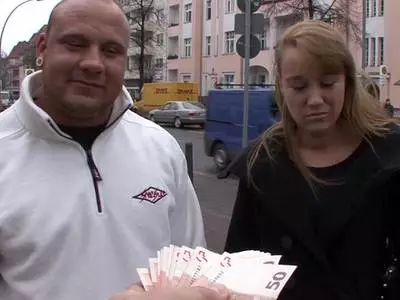 Die schamlose Tussi bläst ihrem Rammler willig den Prügel