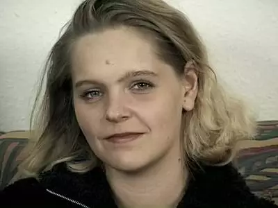 Die zwei Girls küssen den festen Schwanz