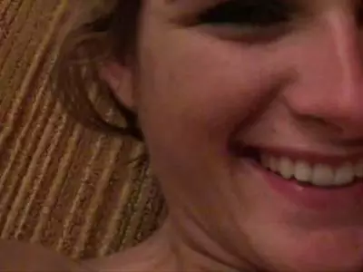 Unschuldige fitte Schlampe lutscht einen Schwanz