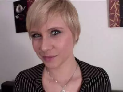 Der potente Kerl schleudert seinen Saft auf ihre dicken Titten