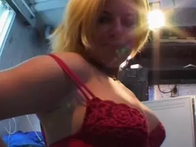 Die Bitch hat sexy große Brüste