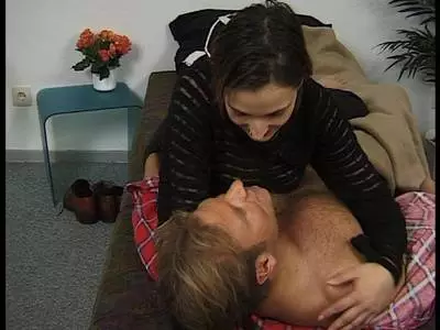 In scharfen Dessous wird der willigen Frau die Pussy gefickt