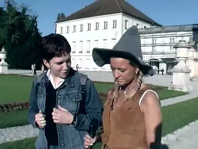 Ihre rasierte Ritze verwöhnt sich das niedliche Flittchen bis zum Kommen
