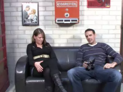 In ihre enthaarte Muschi bekommt die Schlampe den Schwanz gesteckt