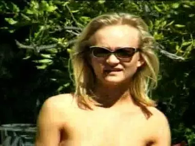 Junges Luder wird im Grünen in die haarfreie Fickfotze gepoppt 