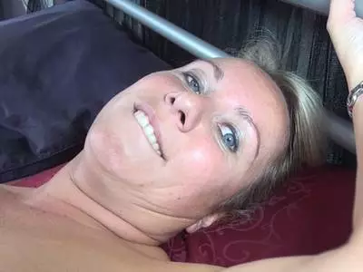 Die Frau massiert sich ihre kleinen Euter