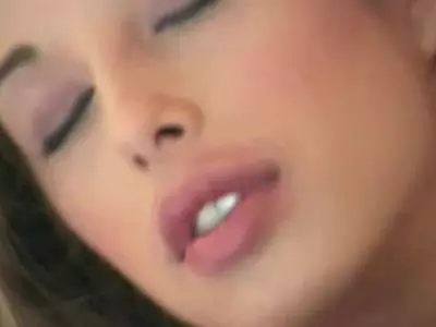 Draller Riemen wird von der Hobbyschlampe mit den kleinen Möpsen gelutscht 