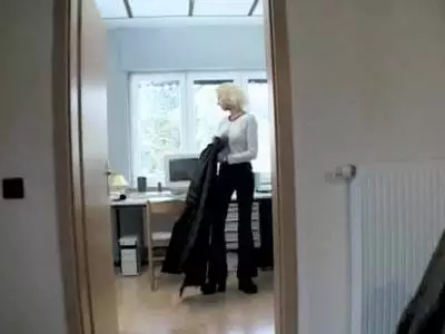 Blondes Mädel mit großen Eutern zeigt sich in Dessous 