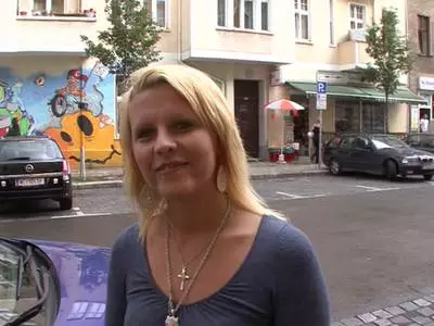 Die heiße blonde Frau lässt sich schön durchficken