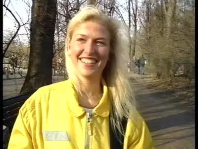 Die sexy Schlampe fingert sich vor der Kamera geil die Muschi