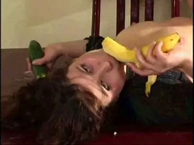 Die perverse Teenschlampe befriedigt sich schamlos auf dem Esstisch