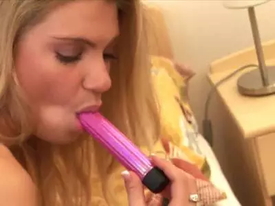 Beim Intimfick benötigt das blondierte Girl einen Dildo