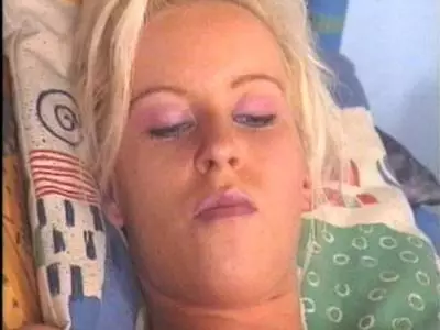 Versaute hübsche Frau steckt Schwanzersatz in ihre klamme Vagina