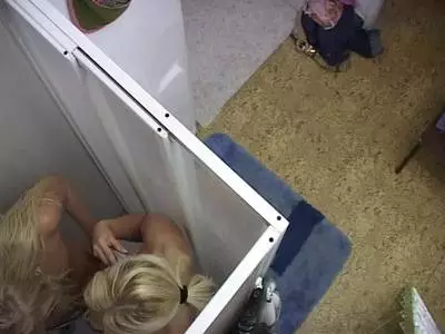 Heiße Girls mit glatten Mösen duschen bei einem Voyeurvideo